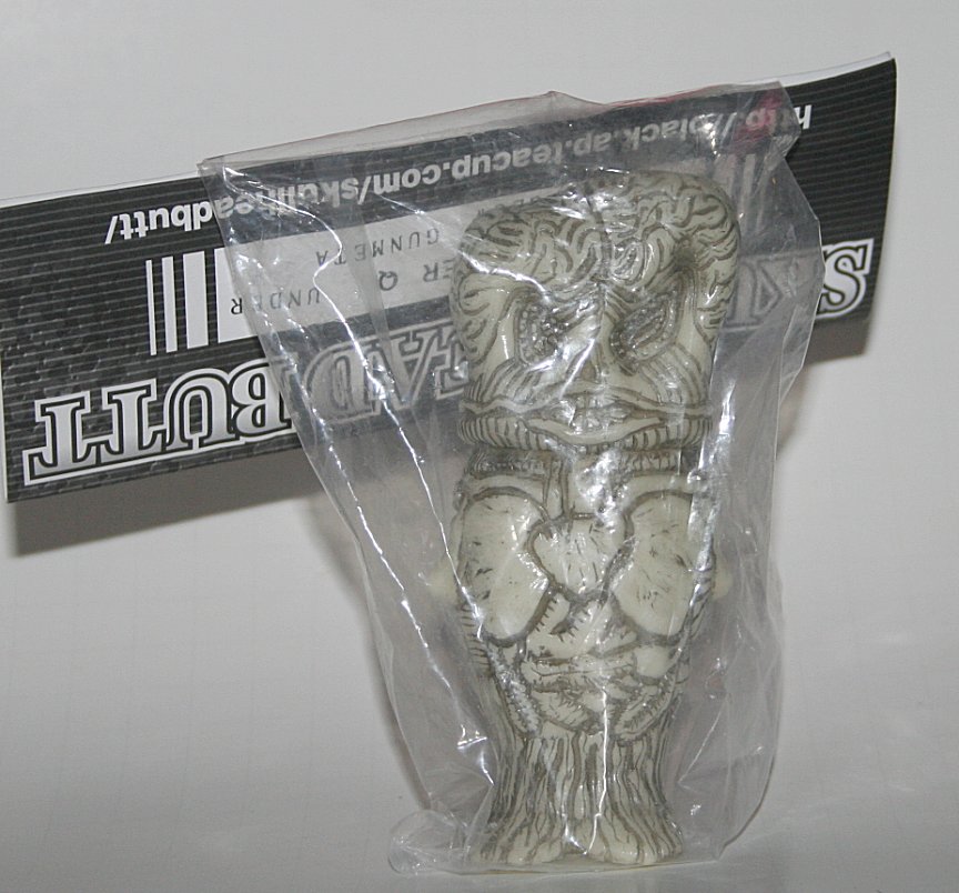 SKULL HEAD BUTT MONSTER‐Q モンスターＱ　マーミット Skull Head Butt Monster Q Glow In Dark Sofubi Figure | Vicious Fun