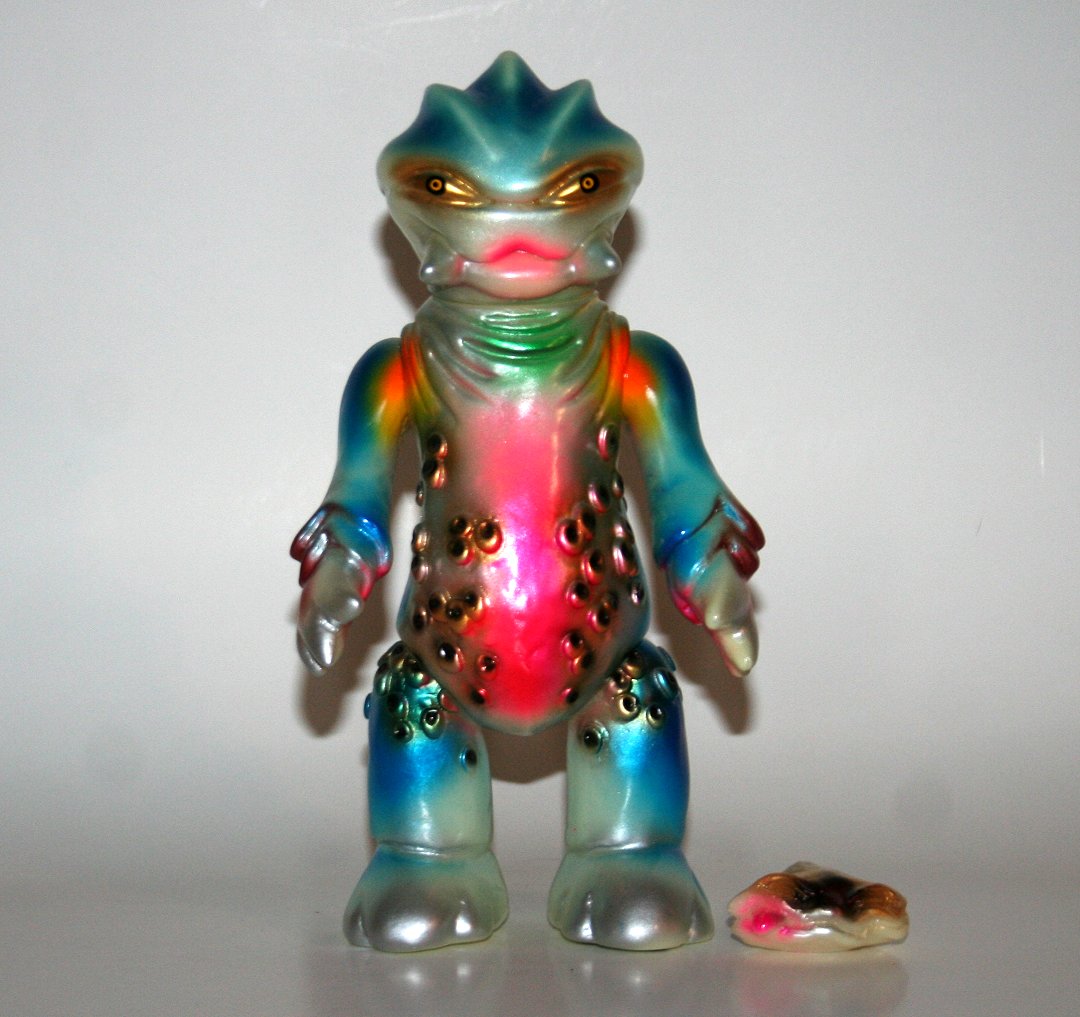 Guumon x Blobpus Blue Glow in Dark Bangagon