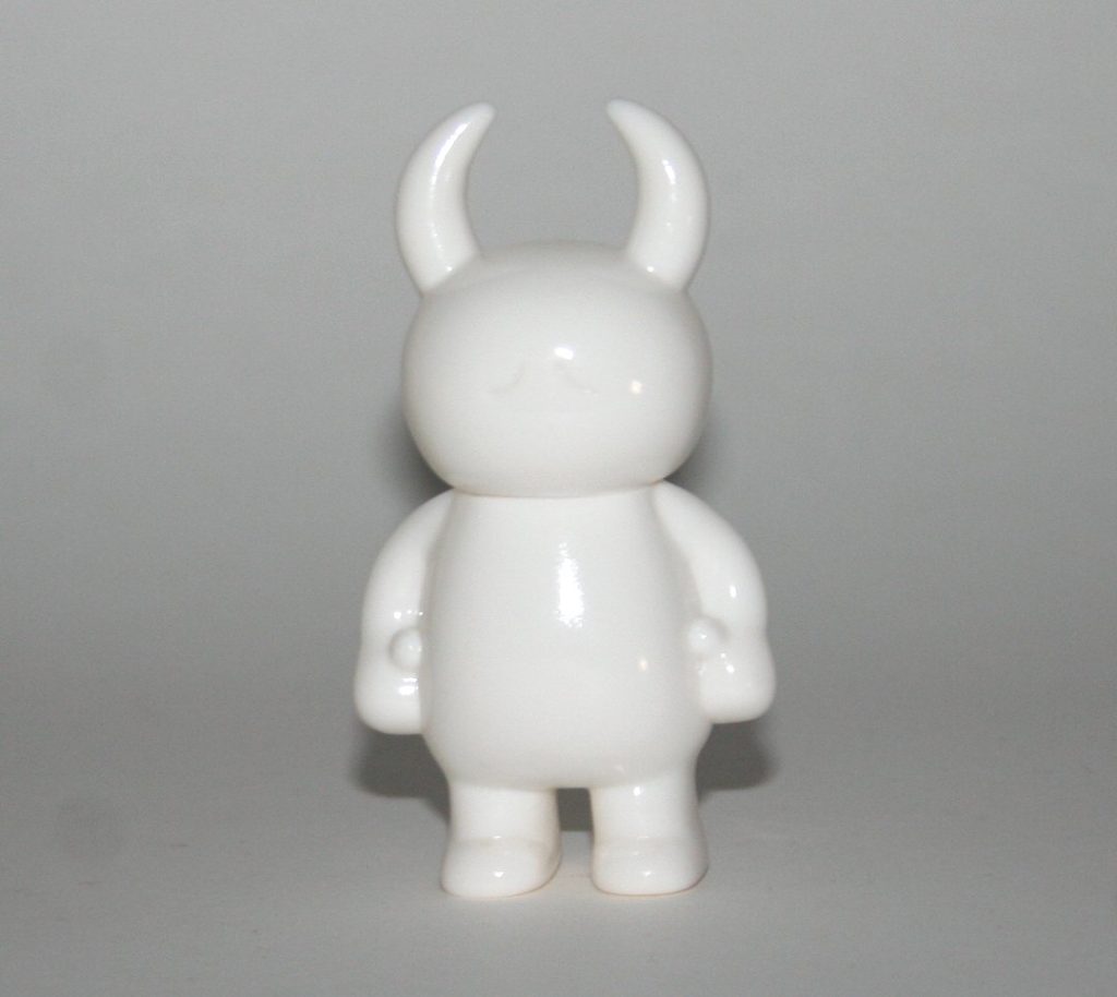 Uamou Standing Unpainted Sad White