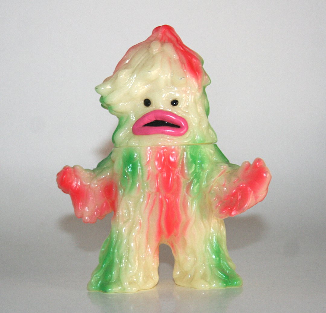 Max Toy Co x Tsuburaya glow Zazahn sofubi in green and red paint