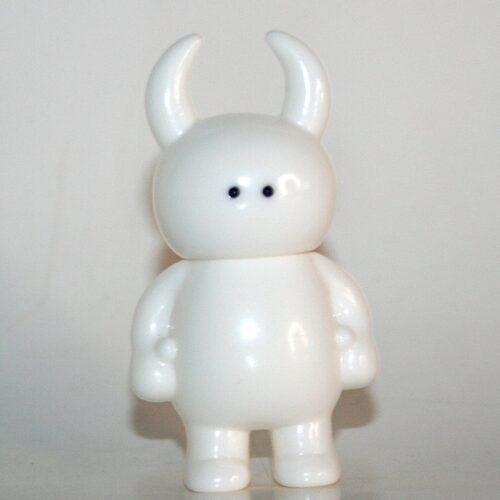 Uamou Standing x White