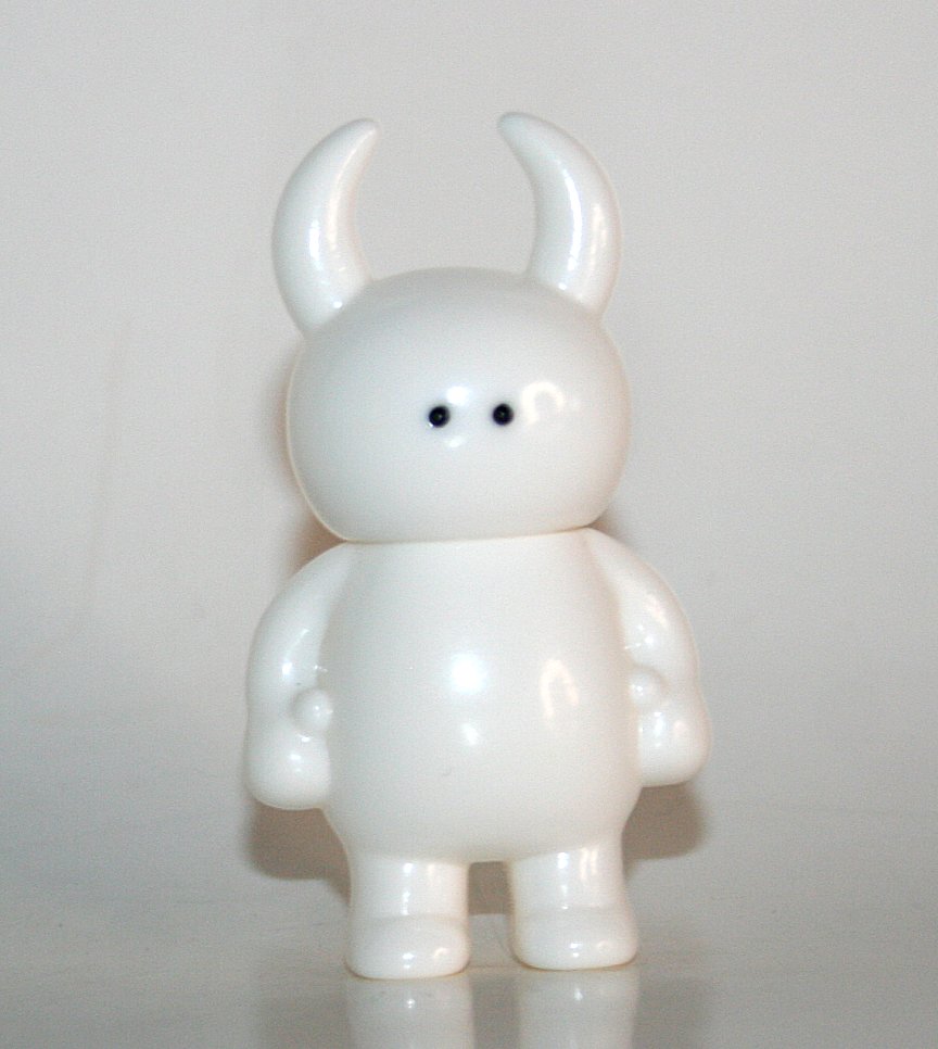 Uamou Standing x White